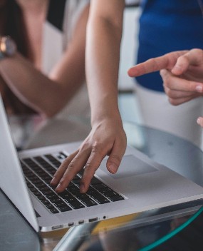 showing-data-on-laptop